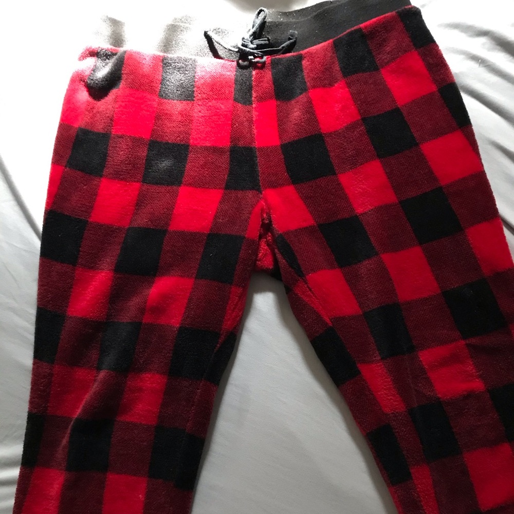 Size is XL. Brand is no boundaries